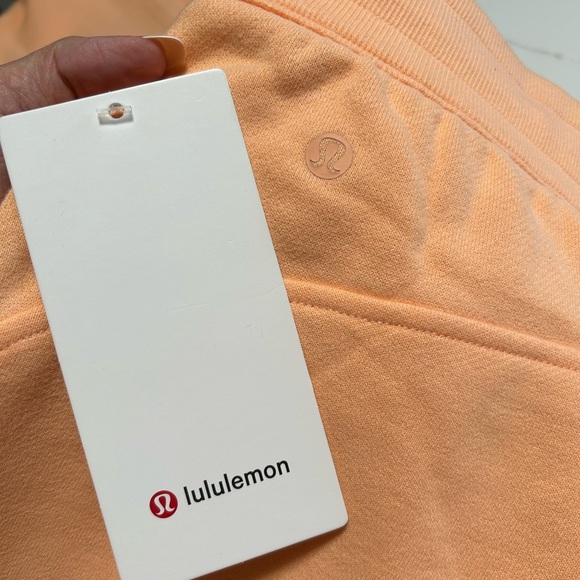 Lululemon Women’s Scuba Shorts Orange Peach Size 6 NWT - Picture 3 of 5